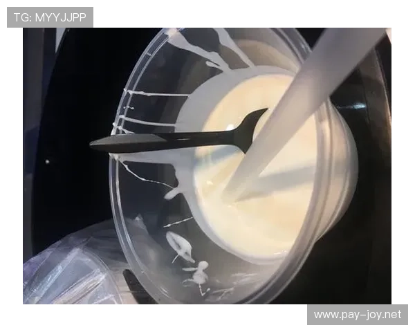 张博恒家冰箱里塞满蛋白粉，连饮料都是无糖的