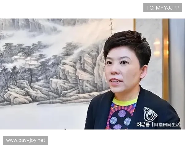 刚在楼下碰到邓亚萍——小个子提着巨型名牌包，旁边路人表情尴尬，生活差距实在抢镜