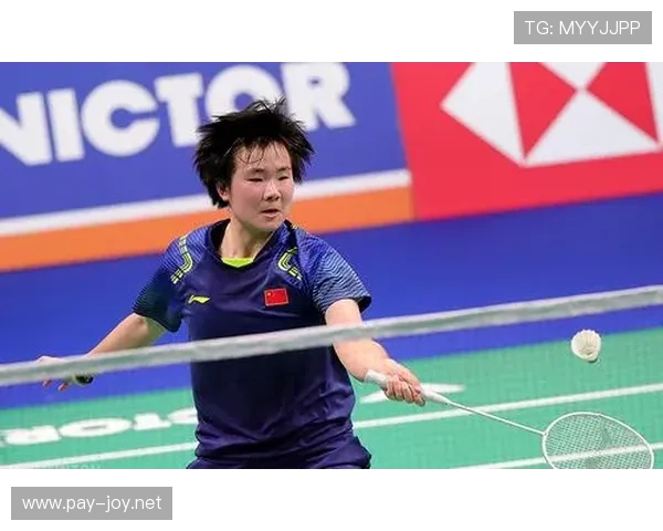 何冰娇赛场冷若冰霜，社媒里笑得像追剧的邻家妹妹，反差太上头