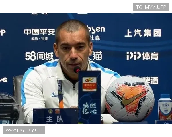 看见仲满今天下场那套行头，我突然怀疑自己的银行卡是不是休眠了