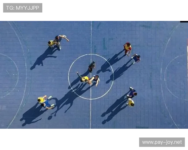 全面解析篮球比赛开始规则中的跳球流程与站位要求